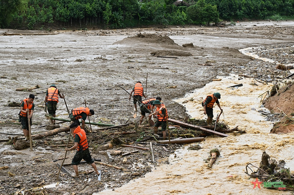 	Troops exerting all-out efforts to help people in Lang Nu